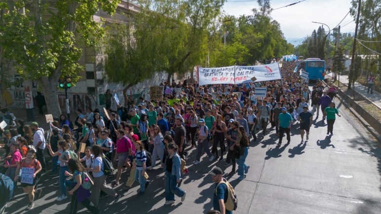 Marcha universitaria en defensa de la educación pública: cortes y desvíos de tránsito en la Ciudad de Mendoza